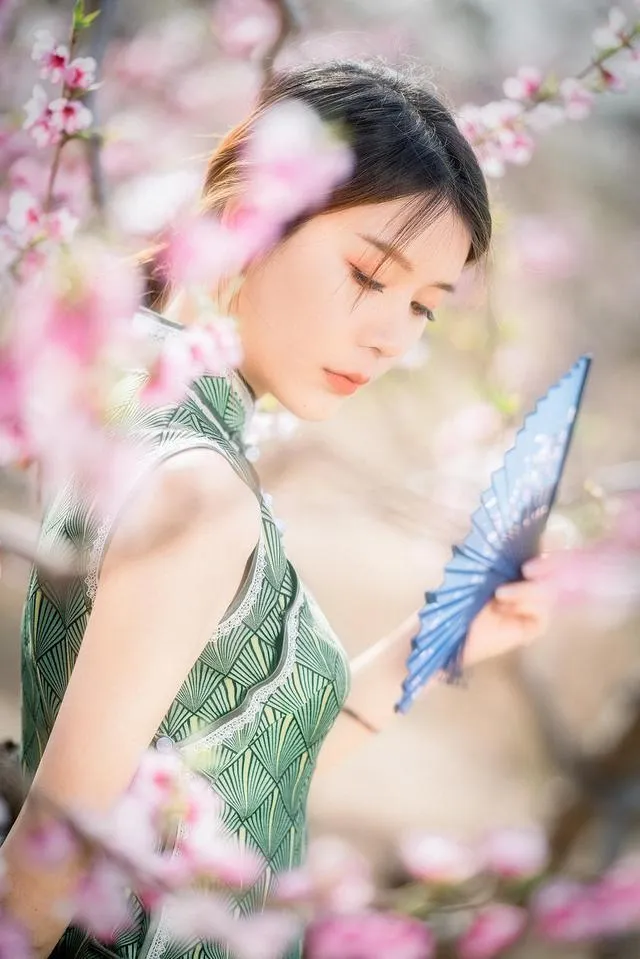 气质美女旗袍怎么拍，7个姿势技巧，拍出最美旗袍照插图7