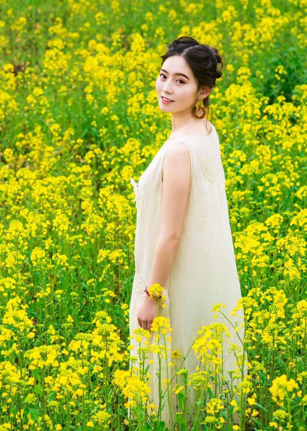 女生花海人像摄影姿势分享，姿势都很简约不做作，拍照花美仁也美插图2