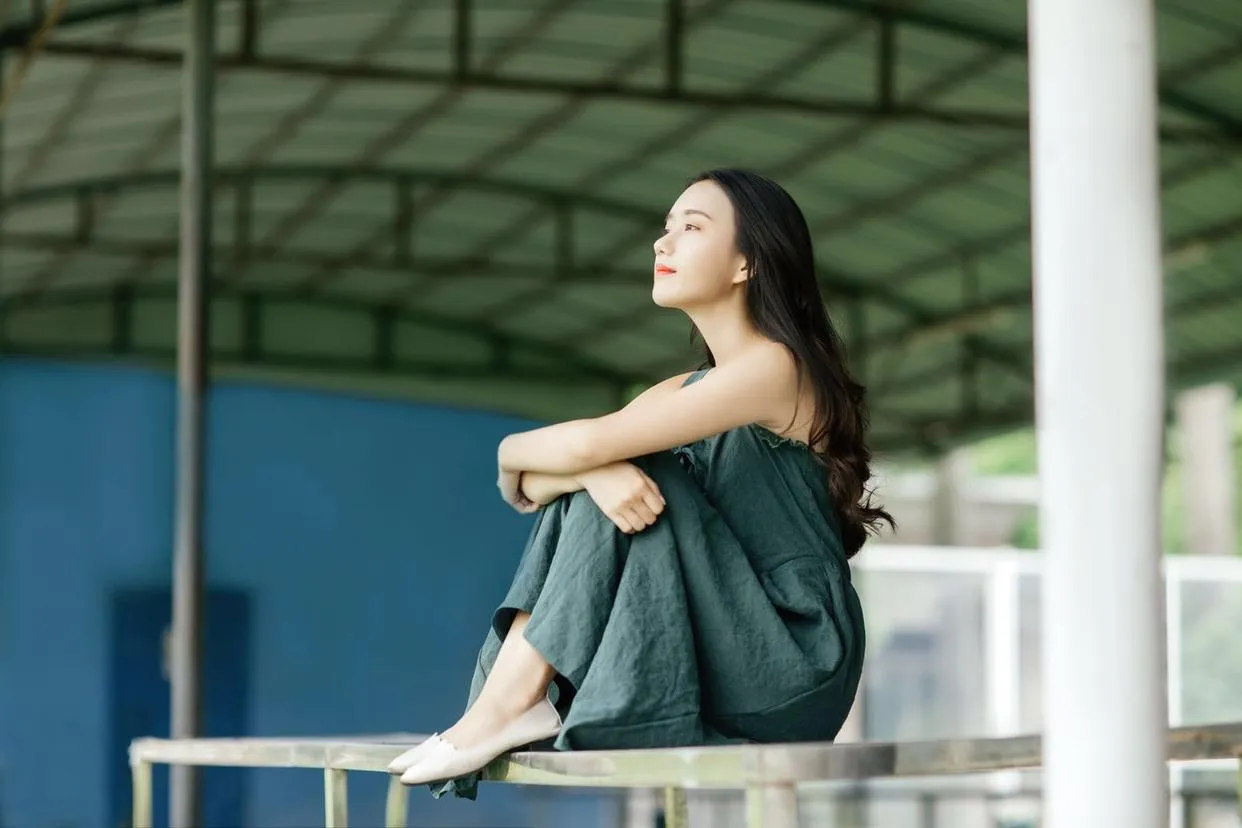 简单易学的拍照姿势教程，任何场景都通用，拍出你的自然美插图6