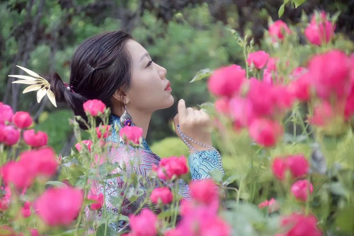 50岁的女人拍照必学的姿势，简约不做作，拍照漂亮有气质插图6