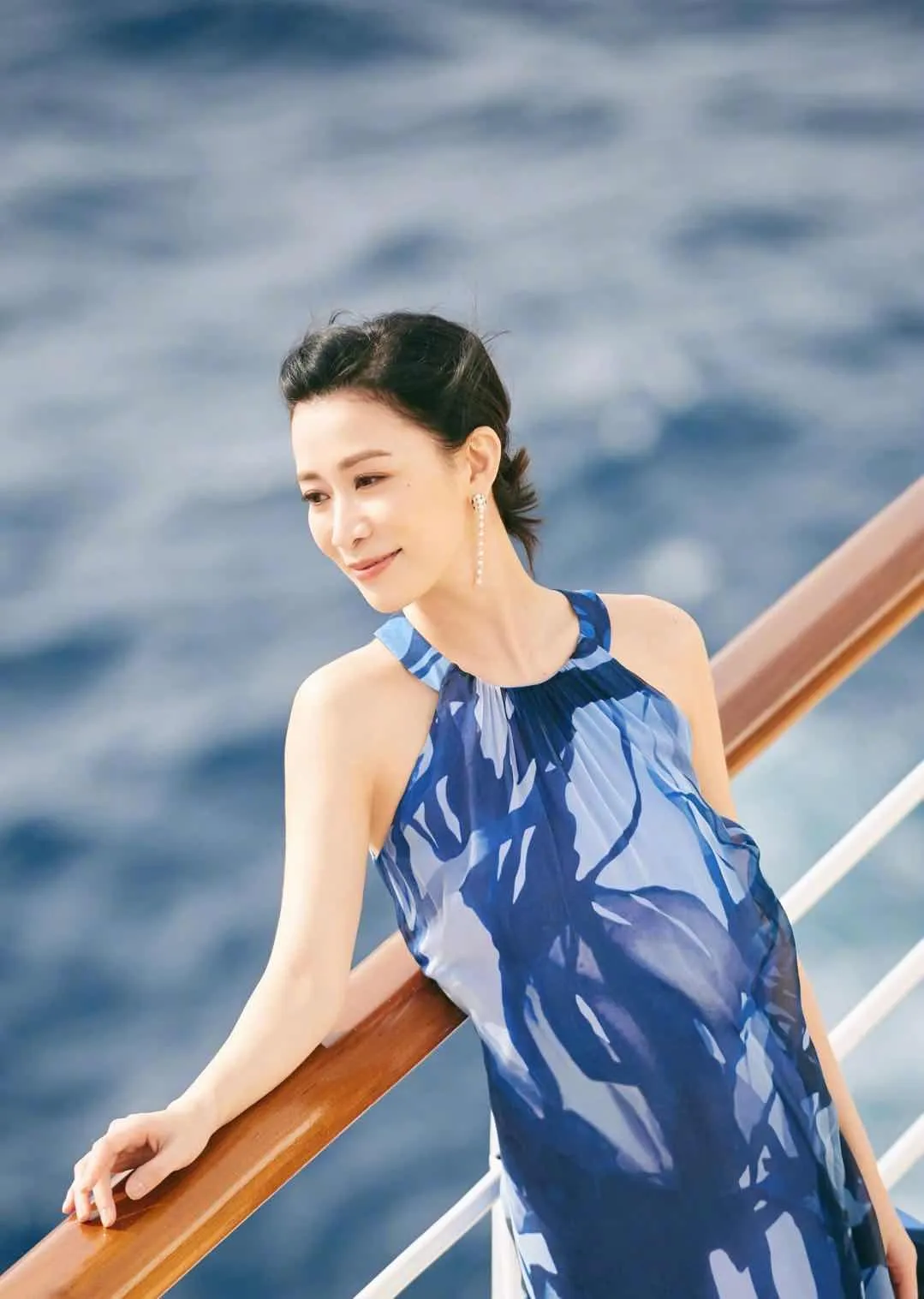 女人到中年拍照姿势怎么摆?8个姿势值得学,让你大方优雅有气质插图8 女人到中年拍照姿势怎么摆?8个姿势值得学,让你大方优雅有气质插图8