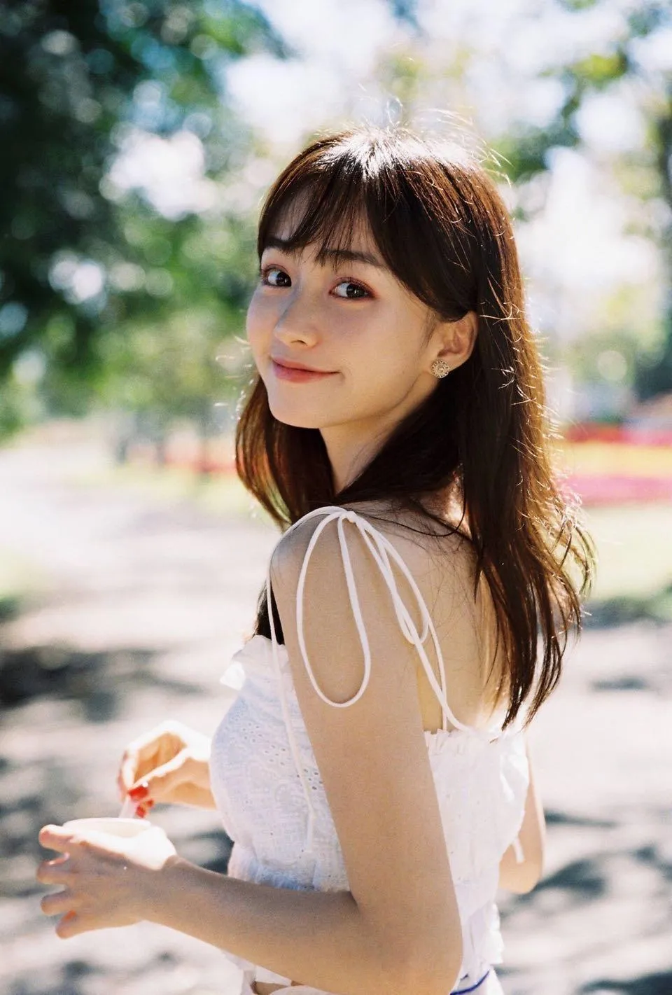 刚开始学拍照的女生，这7个姿势多尝试，拒绝拍照镜头尴尬症插图1