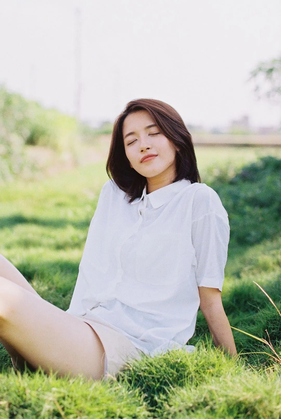 女生拍摄户外人像照，这7个姿势学起来，拍照显自然显好看插图7