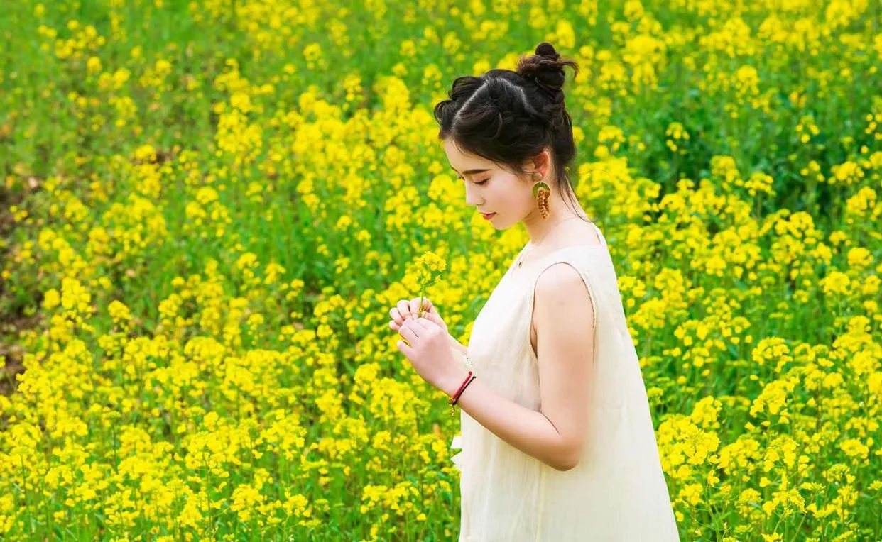 女生花海人像摄影姿势分享，姿势都很简约不做作，拍照花美仁也美插图3