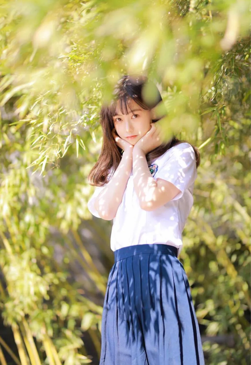 女生拍照通用的7个姿势和技巧，简单易学，拍照更显自然和上镜插图6