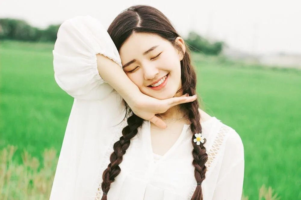 女生拍照，不妨跟着赵露思学些拍照姿势，随手一拍也好看插图1