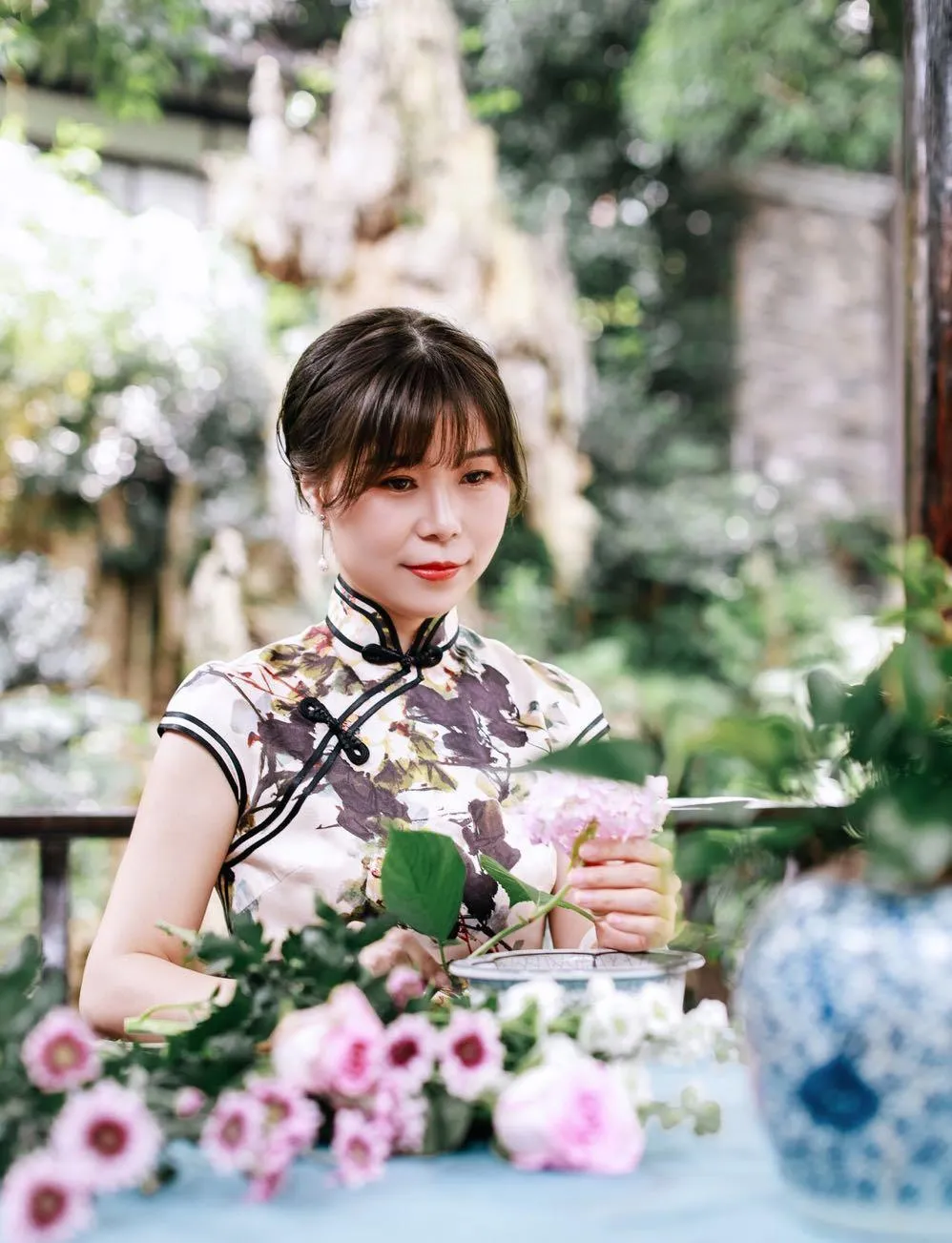 50岁的女人拍照必学的姿势，简约不做作，拍照漂亮有气质插图7