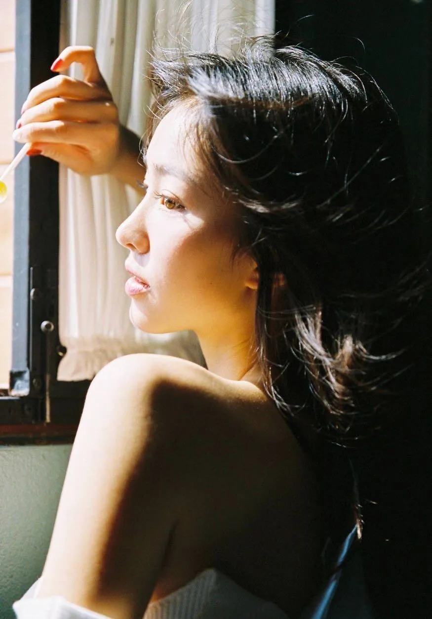 刚开始学拍照的女生，这7个姿势多尝试，拒绝拍照镜头尴尬症插图3