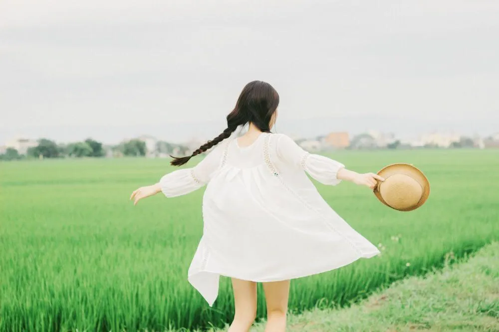 女生拍照，不妨跟着赵露思学些拍照姿势，随手一拍也好看插图2