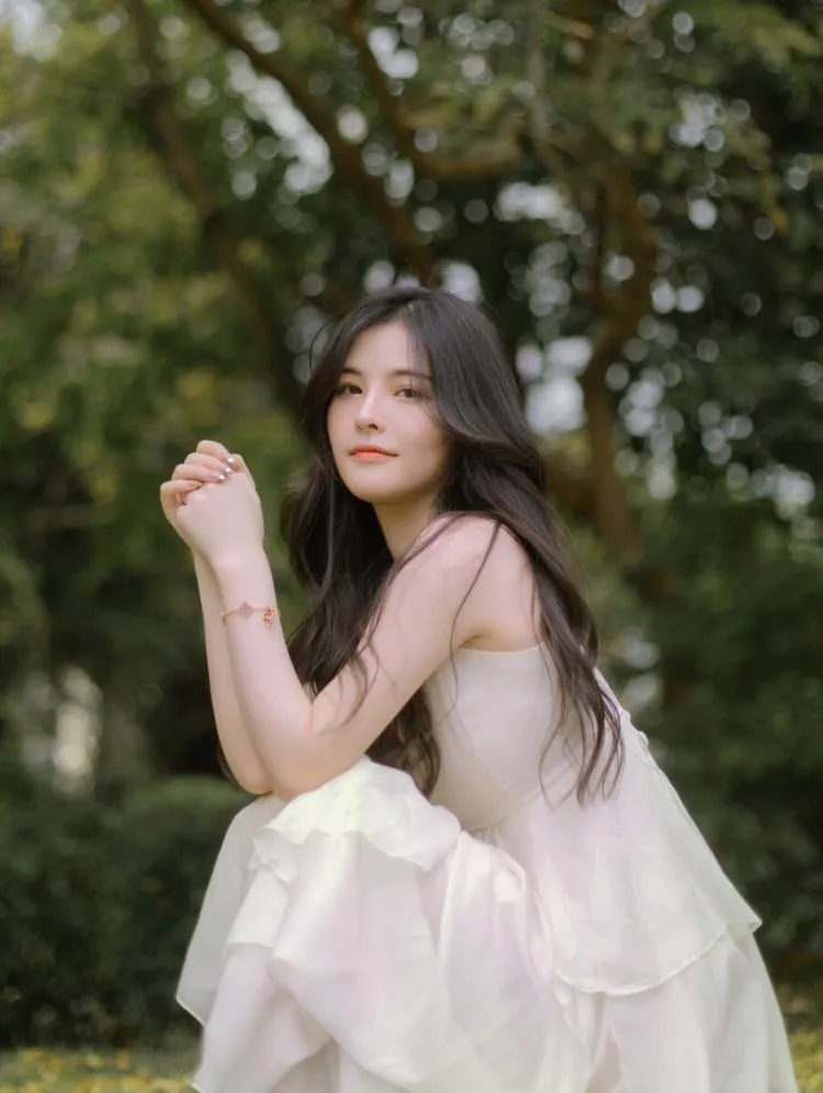 中年女士拍照，这9个姿势值得学习，好看、自然、有气质插图4