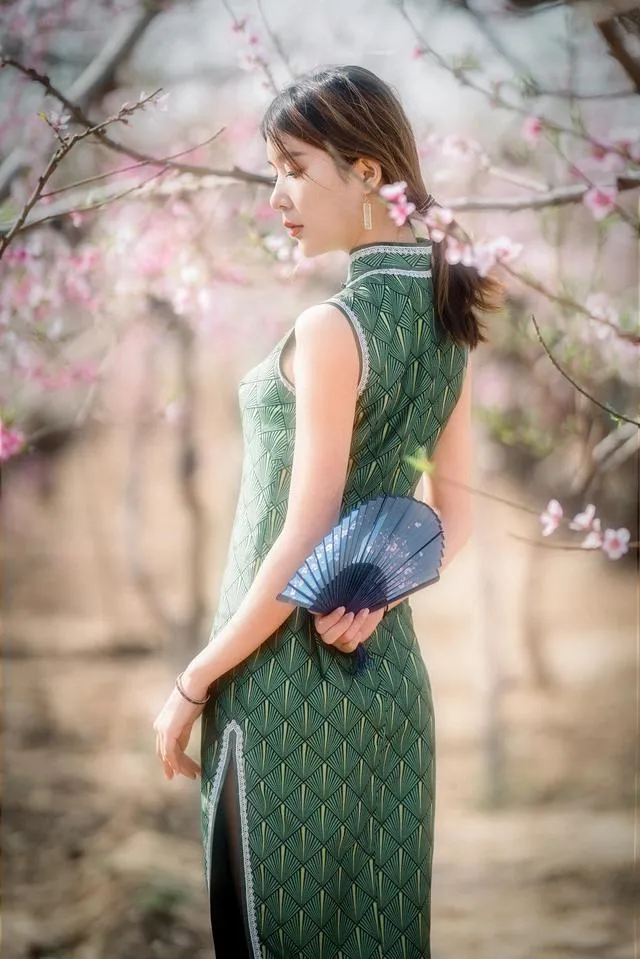 气质美女旗袍怎么拍，7个姿势技巧，拍出最美旗袍照插图3