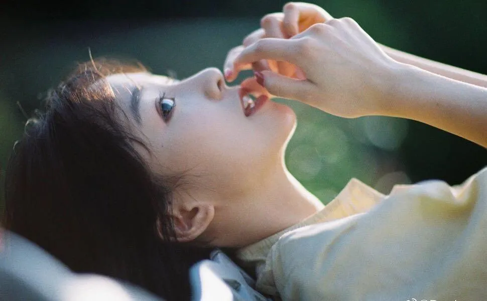 刚开始学拍照的女生，这7个姿势多尝试，拒绝拍照镜头尴尬症插图7