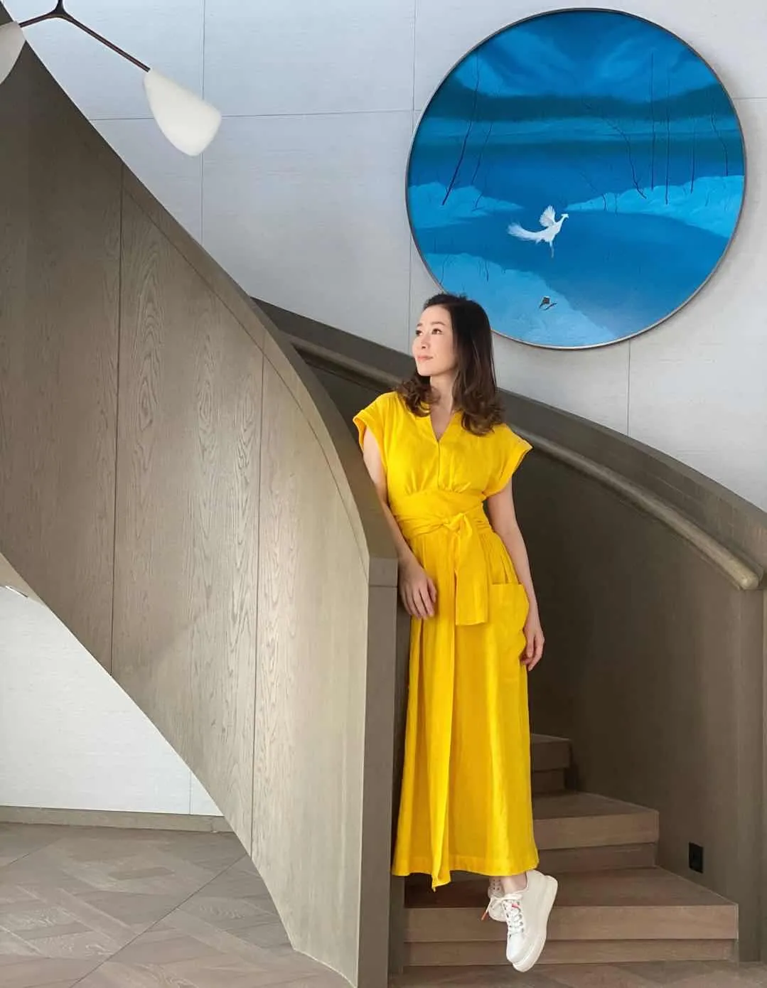 女人到中年拍照姿势怎么摆?8个姿势值得学,让你大方优雅有气质插图6 女人到中年拍照姿势怎么摆?8个姿势值得学,让你大方优雅有气质插图6