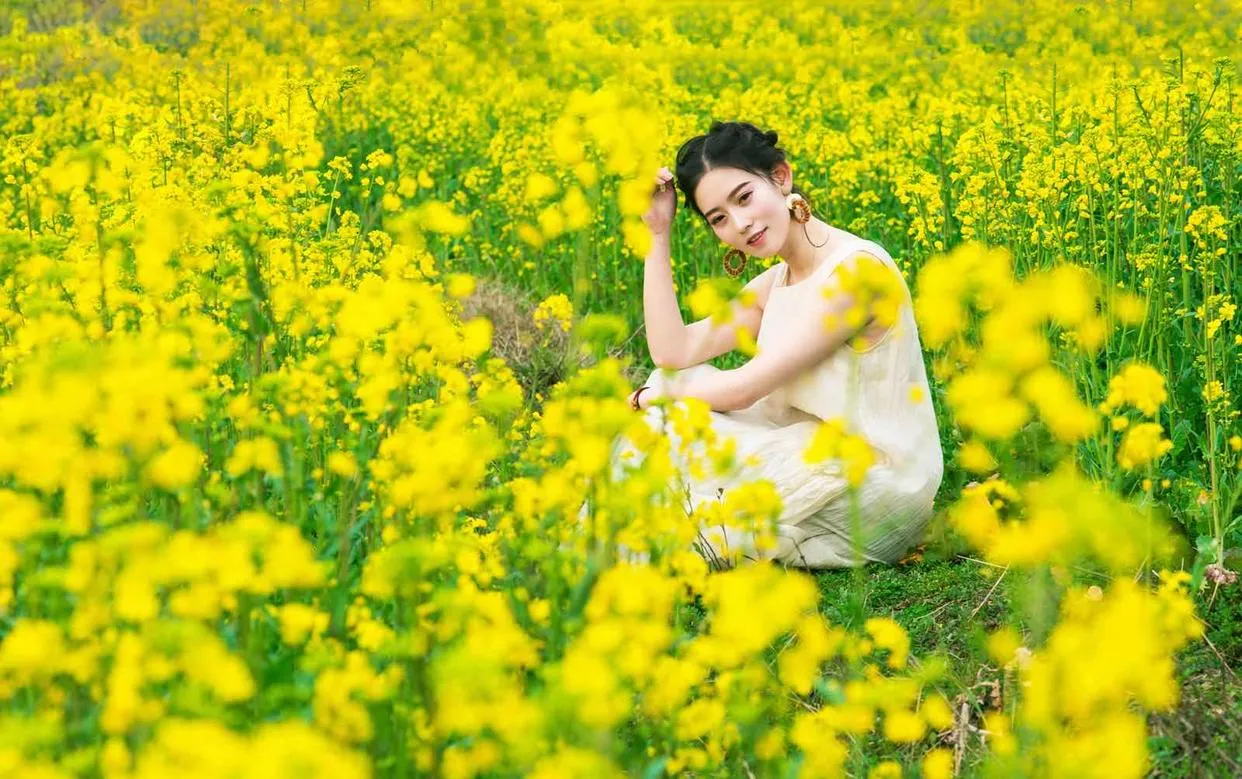 女生花海人像摄影姿势分享，姿势都很简约不做作，拍照花美仁也美插图4