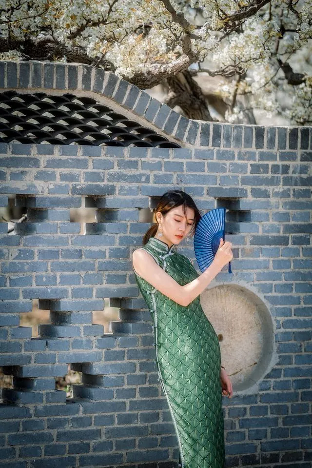 气质美女旗袍怎么拍，7个姿势技巧，拍出最美旗袍照插图4