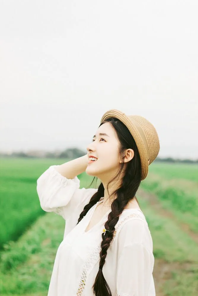 女生拍照，不妨跟着赵露思学些拍照姿势，随手一拍也好看插图5