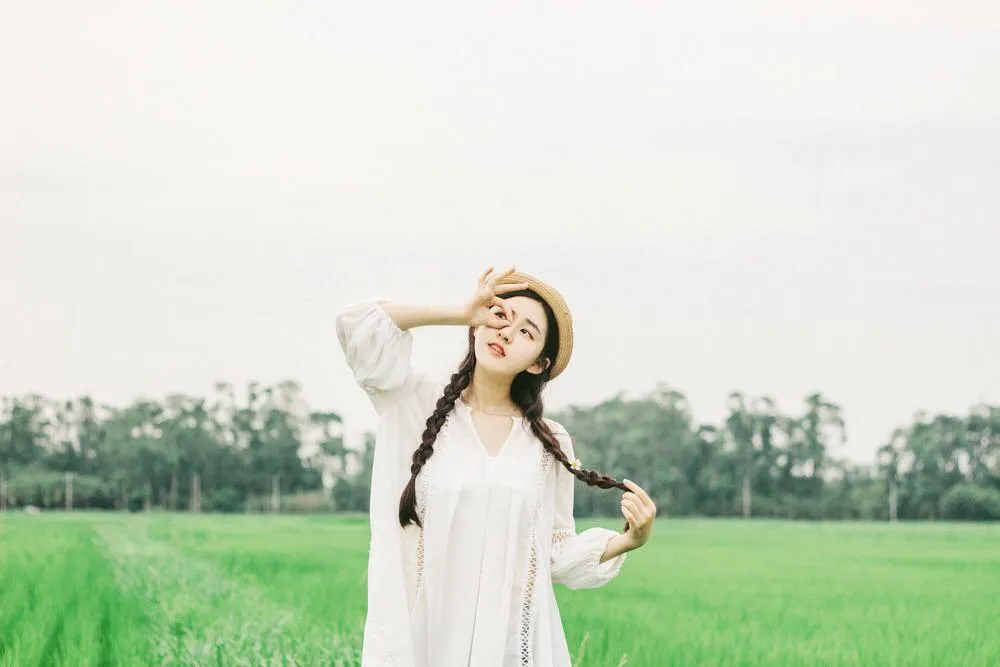 女生拍照，不妨跟着赵露思学些拍照姿势，随手一拍也好看插图6