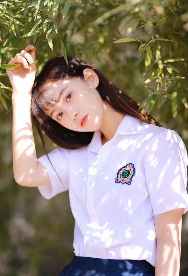 女生拍照通用的7个姿势和技巧，简单易学，拍照更显自然和上镜插图1