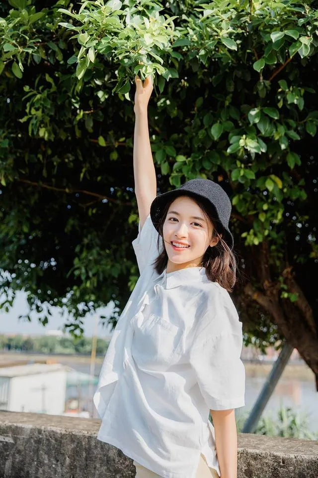 女生拍摄户外人像照，这7个姿势学起来，拍照显自然显好看插图5