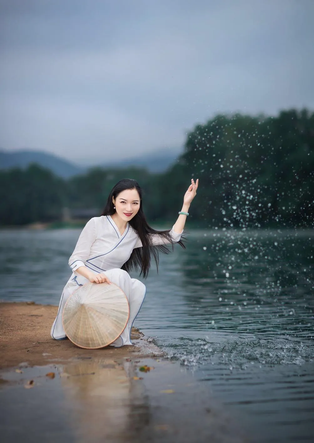 50岁的女人拍照必学的姿势，简约不做作，拍照漂亮有气质插图5