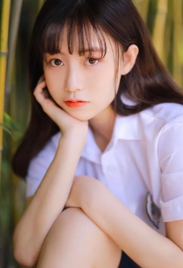 女生拍照通用的7个姿势和技巧，简单易学，拍照更显自然和上镜插图3