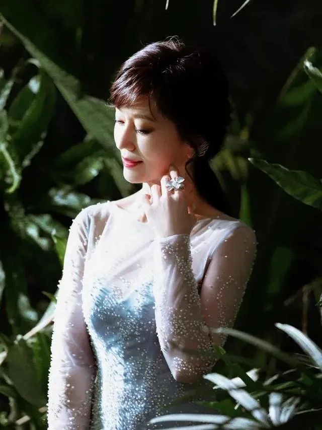 50岁的女人拍照必学的姿势，简约不做作，拍照漂亮有气质插图1