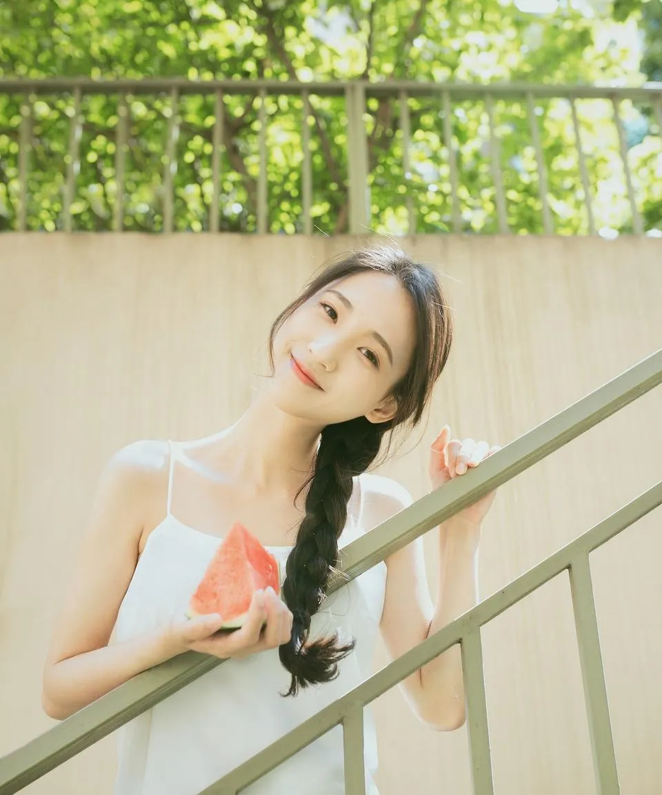 好看拍照姿势,不得不学这9个,拍照自然又好看插图5 好看拍照姿势,不得不学这9个,拍照自然又好看插图5