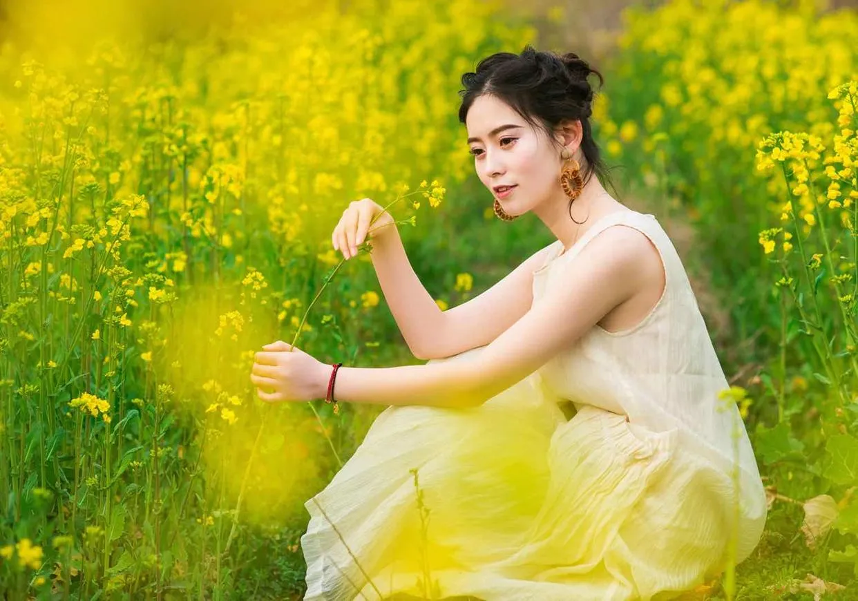 女生花海人像摄影姿势分享，姿势都很简约不做作，拍照花美仁也美-无料摄影圈