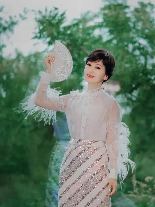 50岁的女人拍照必学的姿势，简约不做作，拍照漂亮有气质插图4