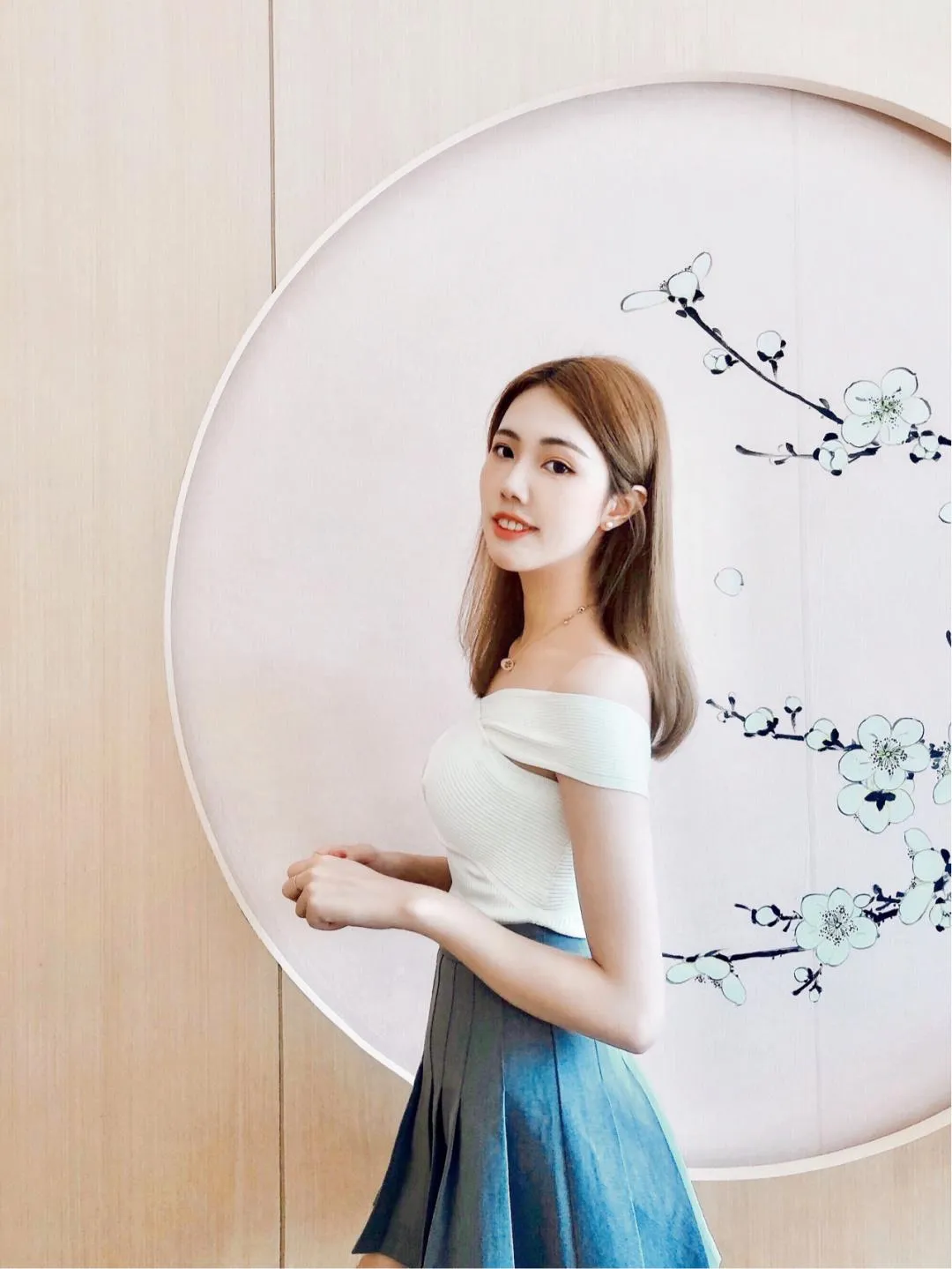 好看拍照姿势,不得不学这9个,拍照自然又好看插图8 好看拍照姿势,不得不学这9个,拍照自然又好看插图8