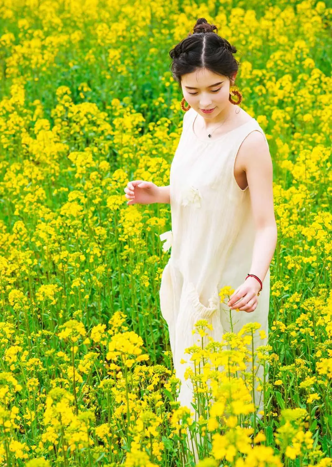 女生花海人像摄影姿势分享，姿势都很简约不做作，拍照花美仁也美插图1