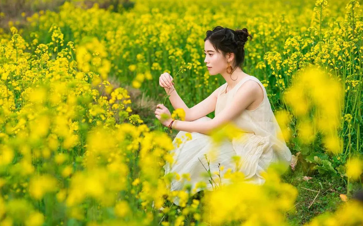 女生花海人像摄影姿势分享，姿势都很简约不做作，拍照花美仁也美插图5
