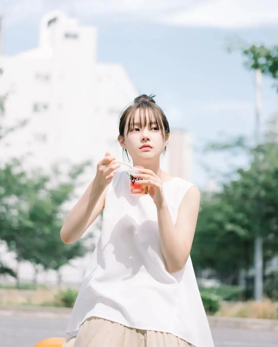 好看拍照姿势,不得不学这9个,拍照自然又好看插图4 好看拍照姿势,不得不学这9个,拍照自然又好看插图4