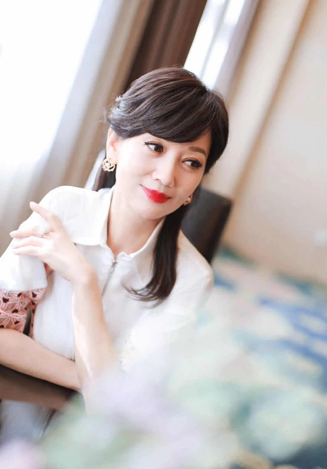 50岁的女人拍照必学的姿势，简约不做作，拍照漂亮有气质-无料摄影圈