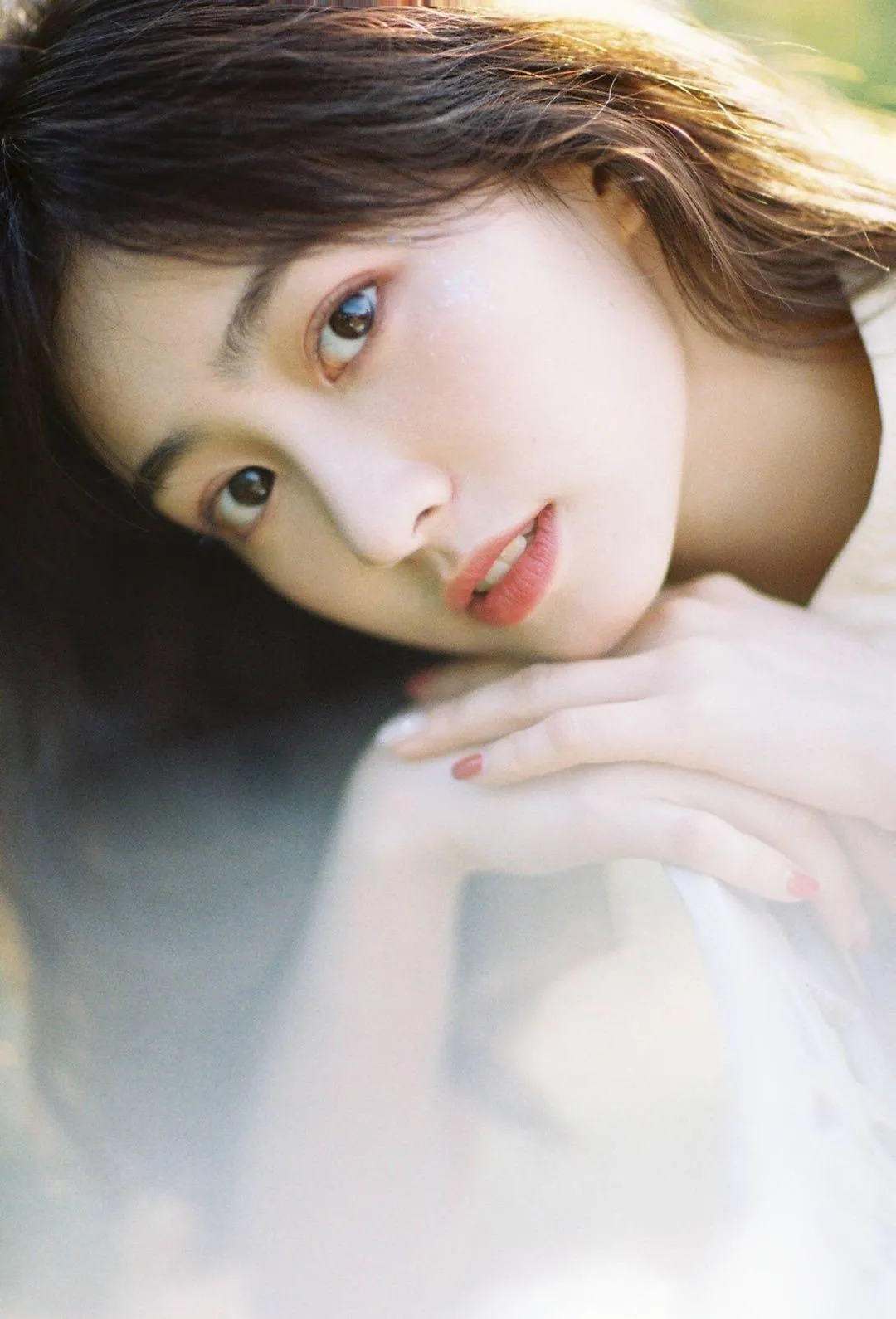 刚开始学拍照的女生，这7个姿势多尝试，拒绝拍照镜头尴尬症-无料摄影圈