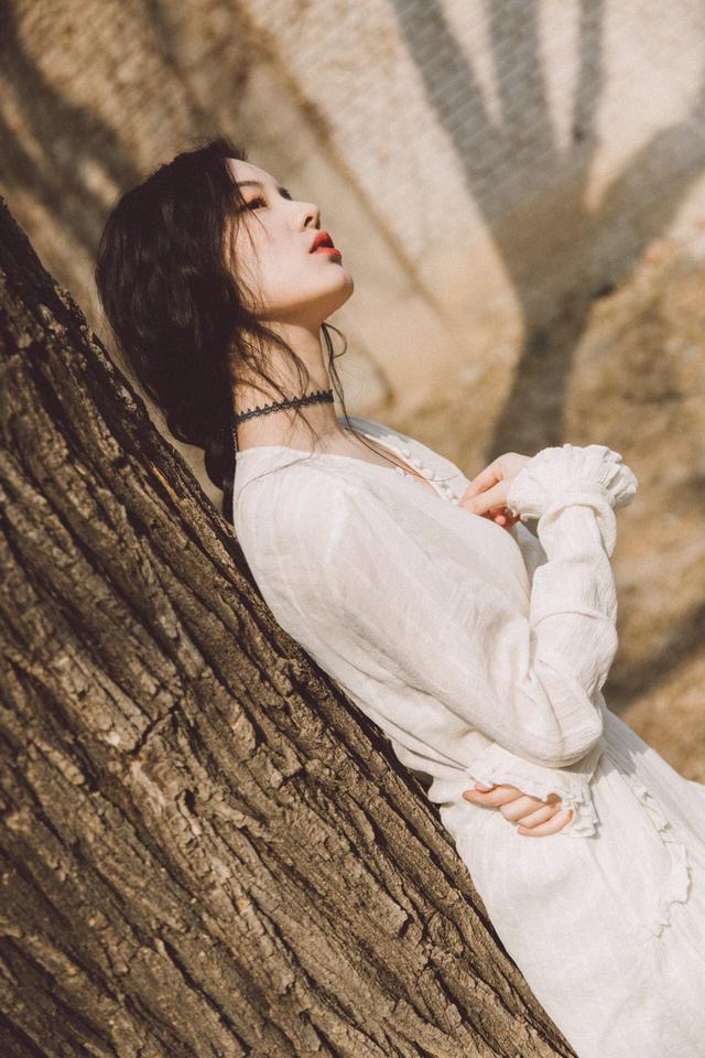 女生拍照必备的7个姿势，姿势简约不做作，拍照好看不尴尬插图3