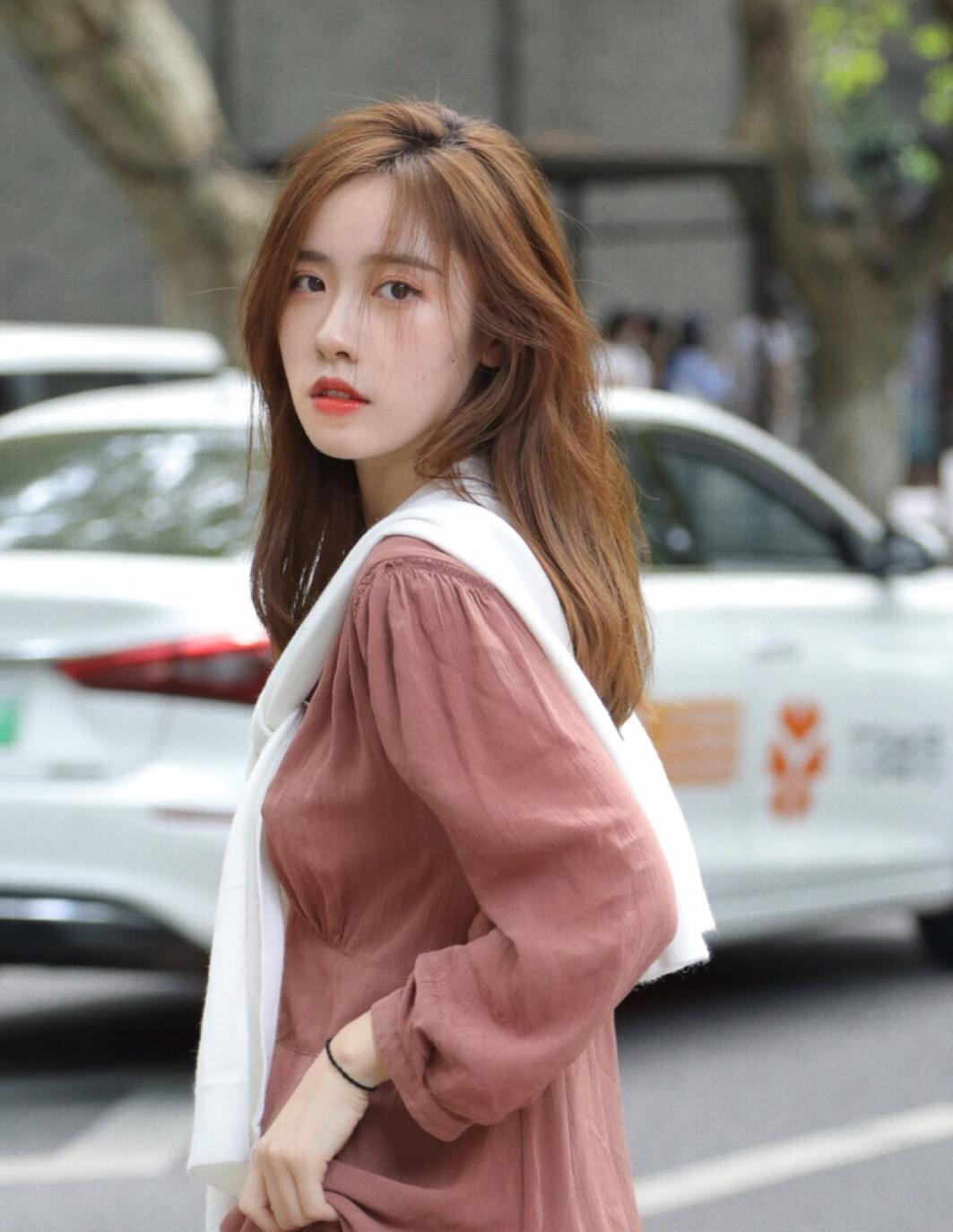 拍照并不一定要美景,学好这7个姿势,街边也能随手拍美照插图4 拍照并不一定要美景,学好这7个姿势,街边也能随手拍美照插图4