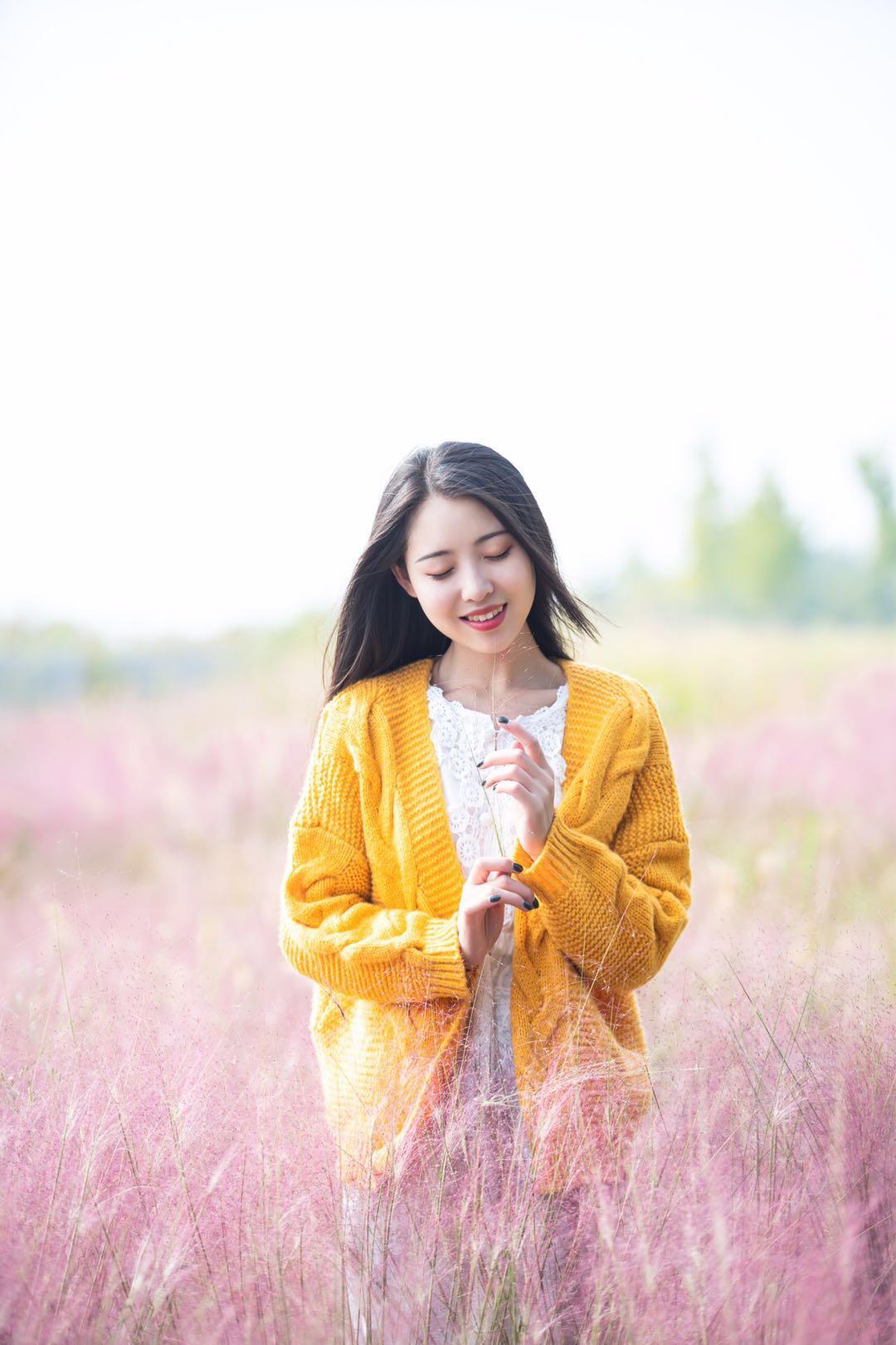 秋天拍摄粉黛人像,这8个姿势技巧值得一学,姿势简单也很美插图9 秋天拍摄粉黛人像,这8个姿势技巧值得一学,姿势简单也很美插图9