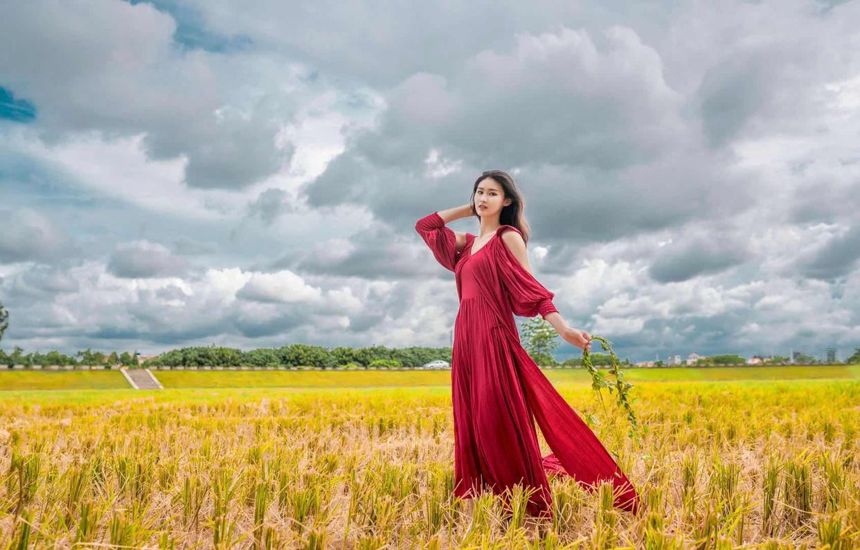 拍摄全身照怎么摆放双手？7个姿势教会你，既能避免手空还显好看插图3