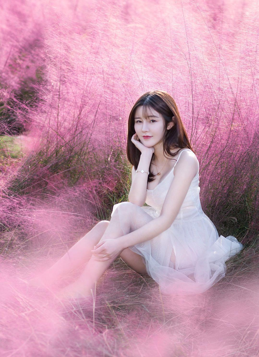 超实用的粉黛人像拍照姿势,用简约不做作的姿势,拍出你的自然美插图2 超实用的粉黛人像拍照姿势,用简约不做作的姿势,拍出你的自然美插图2