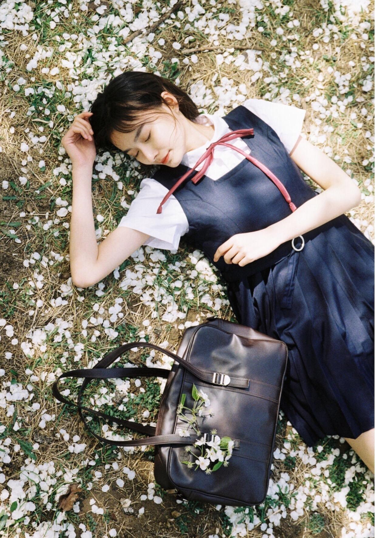 从不会摆拍到拍照达人，拍照姿势可参考这7个，拍照又好看又自然插图3