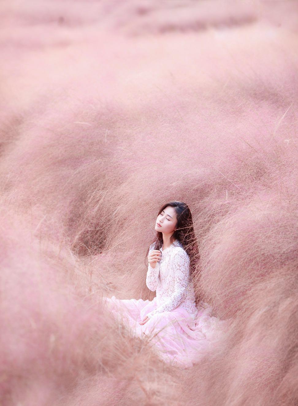 超实用的粉黛人像拍照姿势,用简约不做作的姿势,拍出你的自然美插图5 超实用的粉黛人像拍照姿势,用简约不做作的姿势,拍出你的自然美插图5