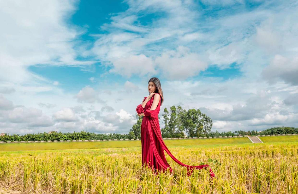 拍摄全身照怎么摆放双手？7个姿势教会你，既能避免手空还显好看插图5