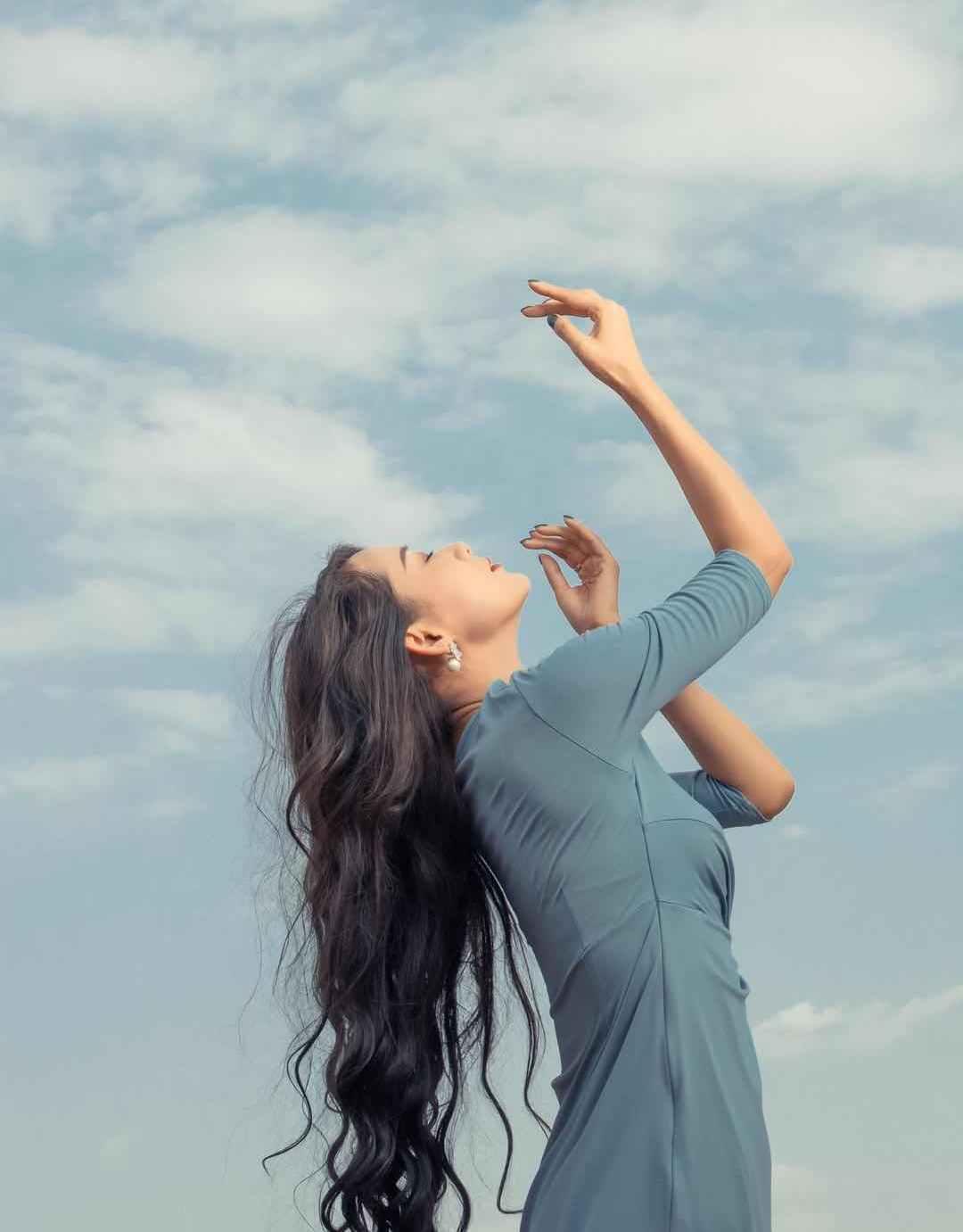 7个实用好看的姿势,教你如何解决手的摆放问题,姿势上镜不重样插图7 7个实用好看的姿势,教你如何解决手的摆放问题,姿势上镜不重样插图7