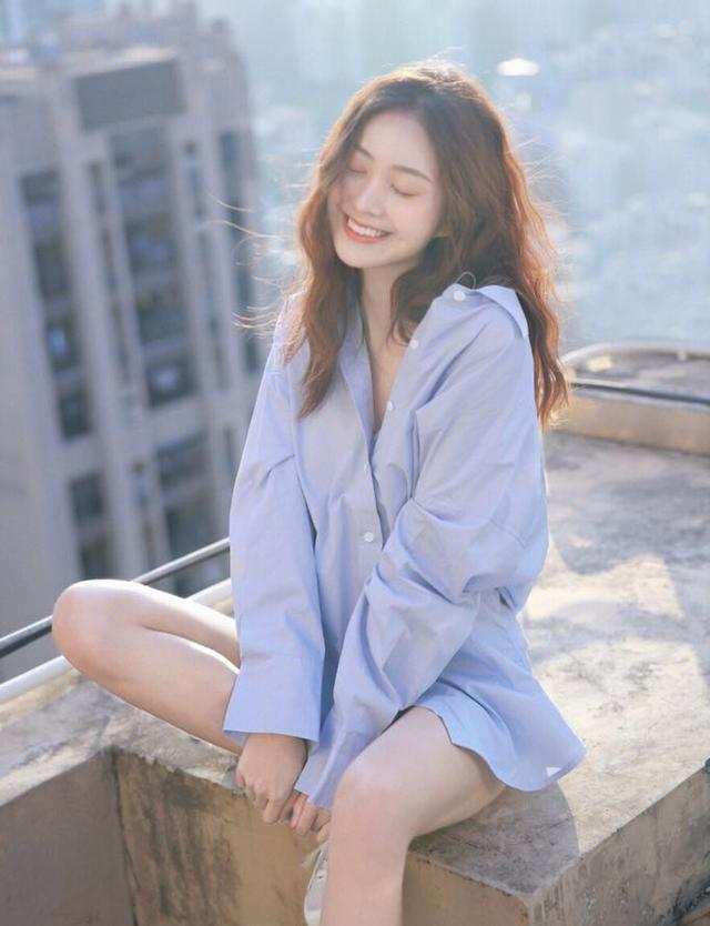 人像摄影不得不学的7个姿势，简约不做作，拍照更显自然上镜插图1