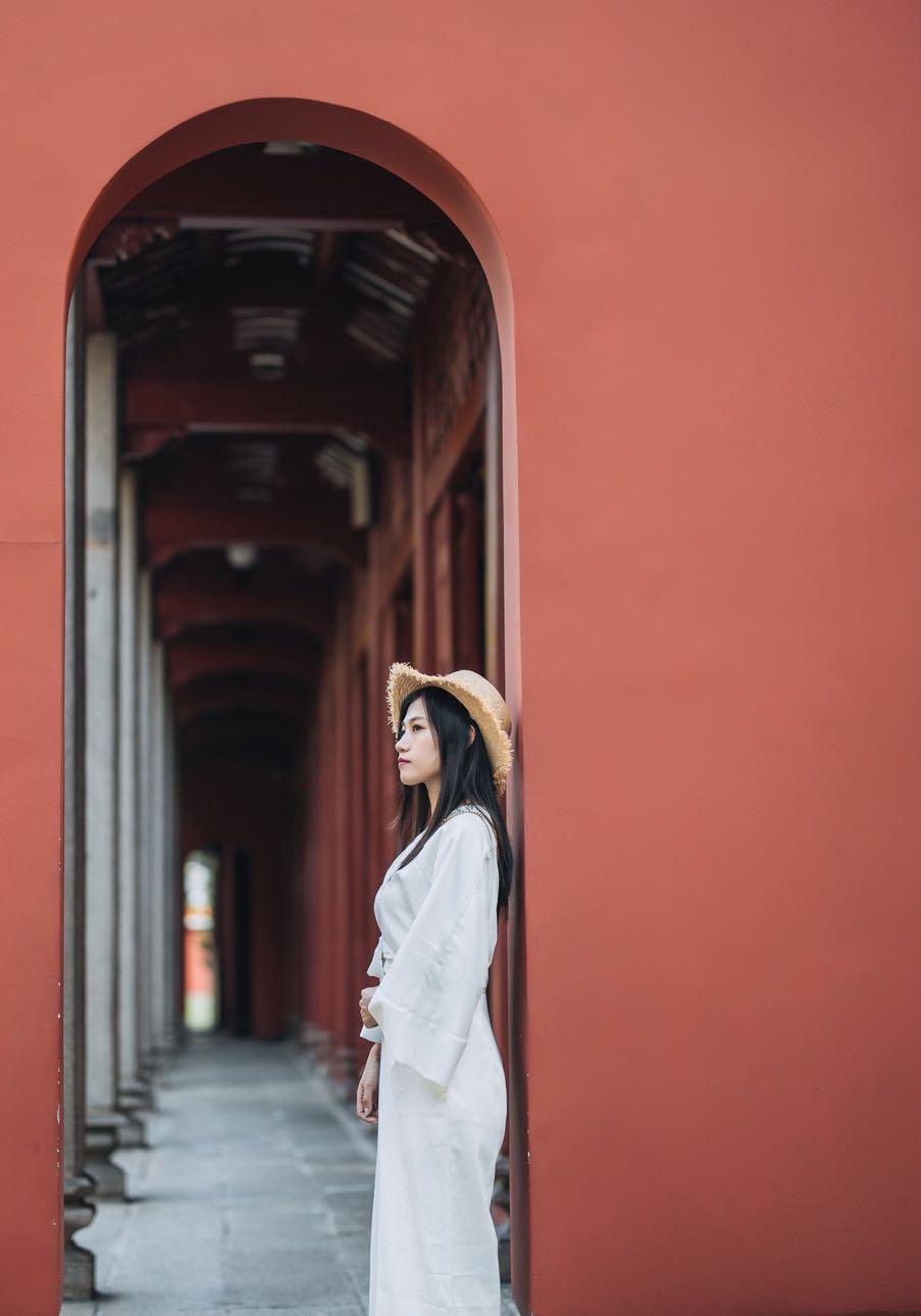 假期游玩拍照的9个姿势，照着这些姿势拍，拍照很美也自然插图7