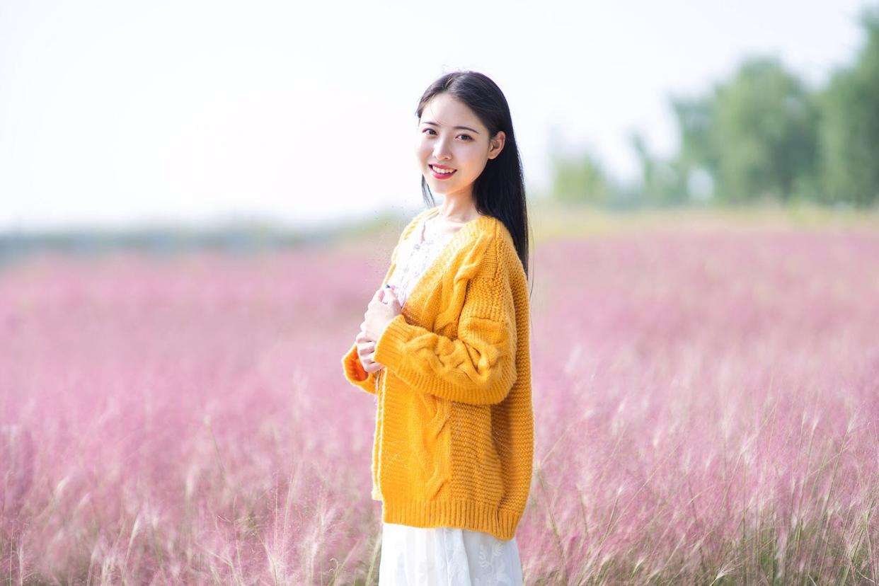 秋天拍摄粉黛人像,这8个姿势技巧值得一学,姿势简单也很美插图2 秋天拍摄粉黛人像,这8个姿势技巧值得一学,姿势简单也很美插图2