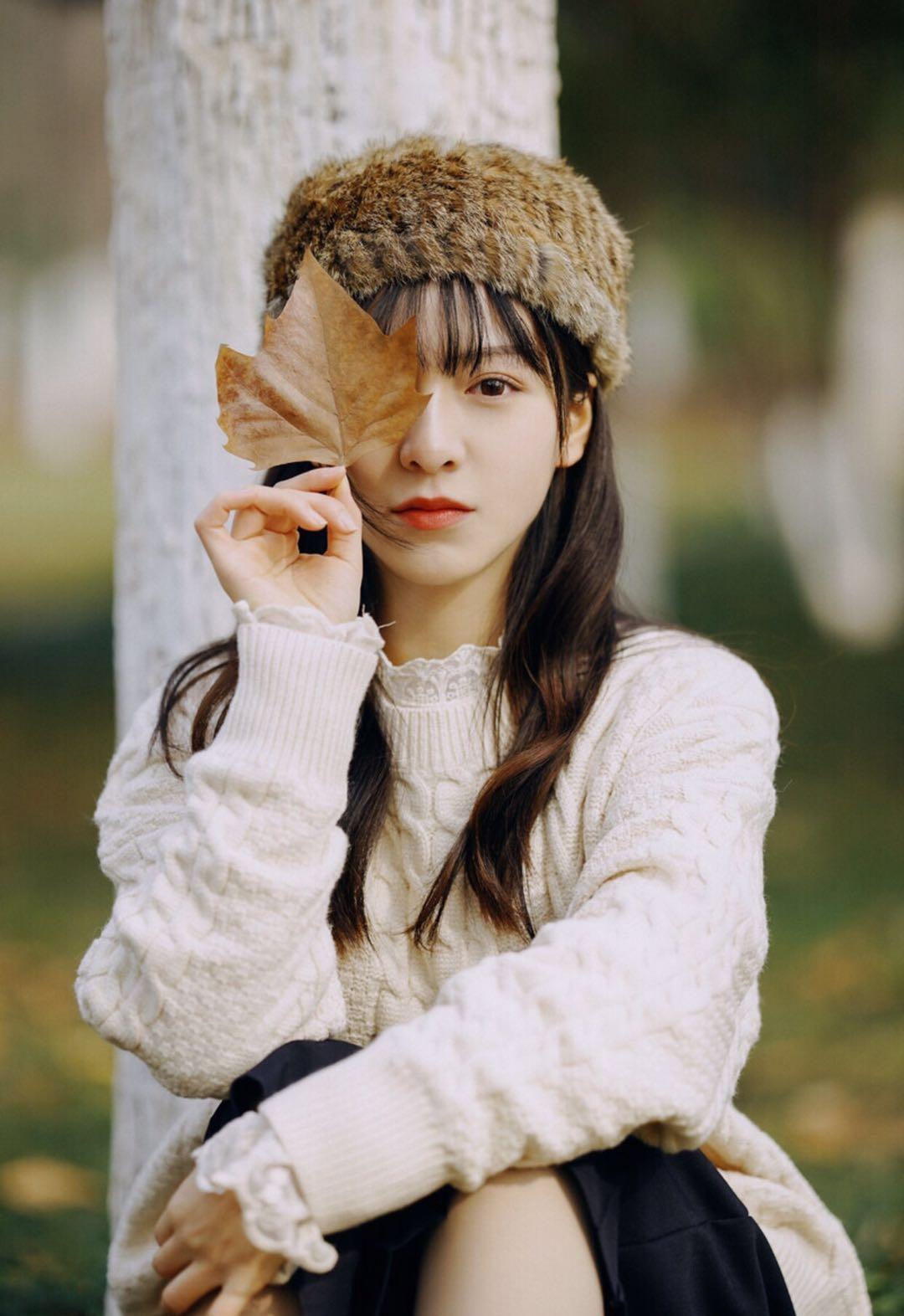 不会摆拍看过来,7个拍照姿势模板,助你拍出自然好看的美女人像插图6 不会摆拍看过来,7个拍照姿势模板,助你拍出自然好看的美女人像插图6