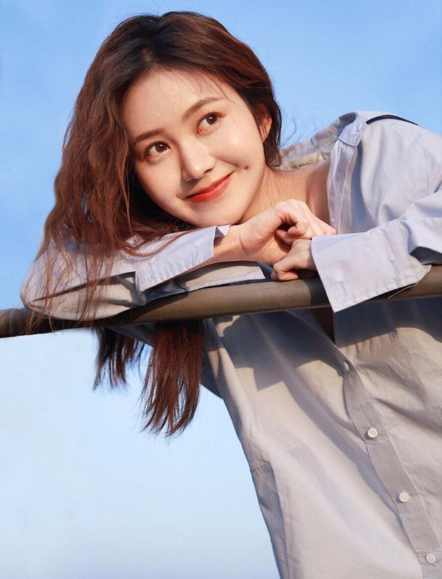 人像摄影不得不学的7个姿势，简约不做作，拍照更显自然上镜插图5