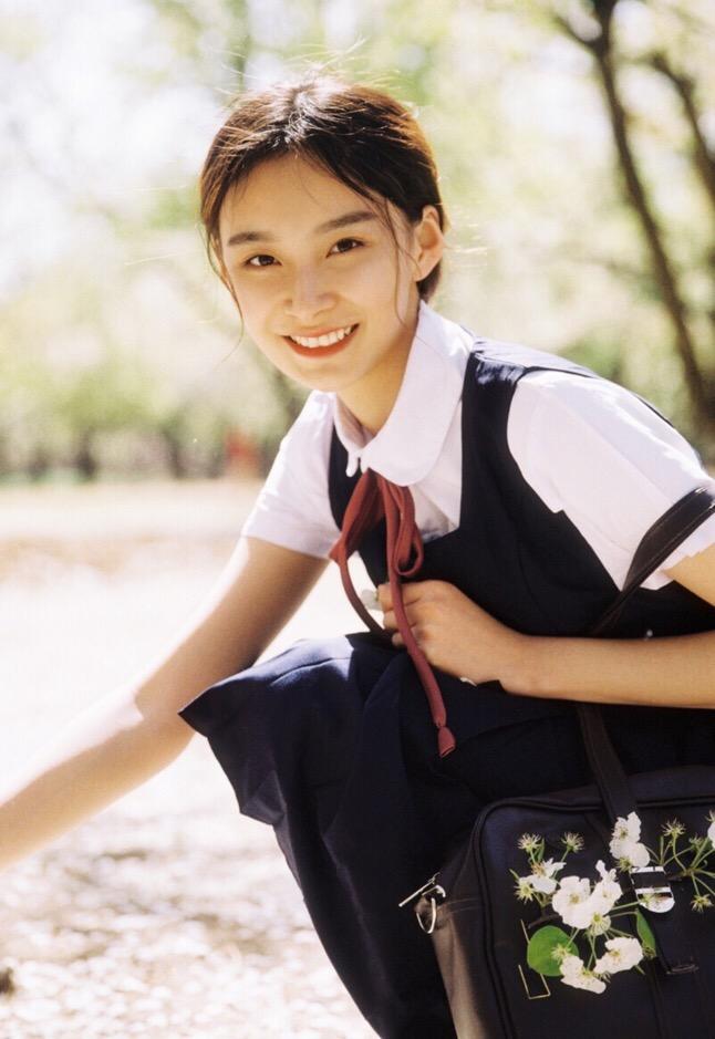 从不会摆拍到拍照达人，拍照姿势可参考这7个，拍照又好看又自然插图1